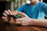 Experts urge parents to wean children off social media